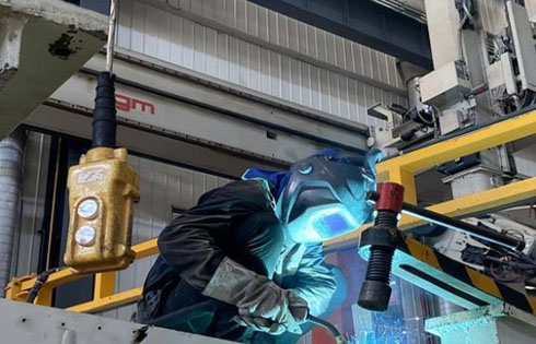 高温下的奋斗者丨焊接工人：直面高温“三加成”的工业巧手匠